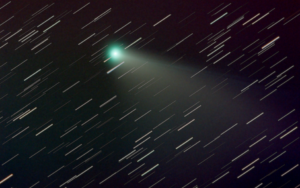 C/2020 F3 NEOWISE con estelas