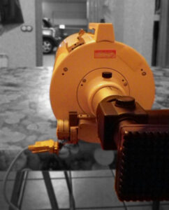 Detalle del PC al final del garaje