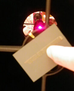 Detalle del pequeño espejo utilizado para colimar el enfocador